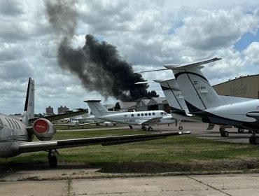 Avión privado se despista en aeropuerto de Argentina y se estrella contra una vivienda: piloto y copiloto perdieron la vida