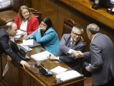 Senado aprueba reajuste de 4,9% para el sector público, pero rechaza bono para carabineros