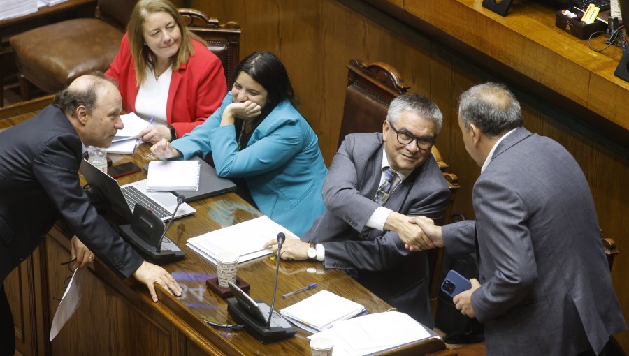 Senado aprueba reajuste de 4,9% para el sector público, pero rechaza bono para carabineros