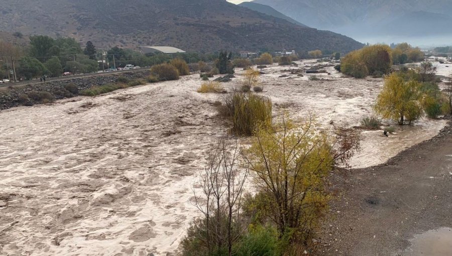 Niño de 3 años pierde la vida tras caer desde un puente hacia las torrentosas aguas del río Aconcagua en San Felipe