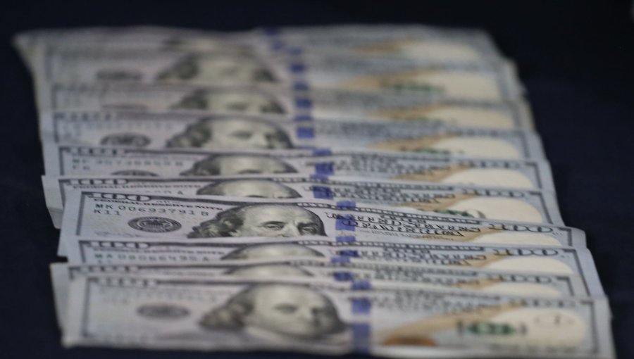 Por primera vez en dos años y medio: dólar alcanzó los $1.000