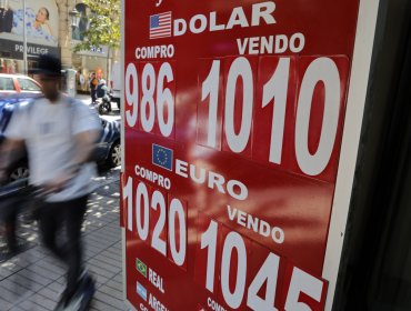 Ministro de Hacienda dice que alza en el precio del dólar tendrá un impacto "moderado" en la inflación