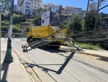 Camión derribó postes del tendido eléctrico en Valparaíso dejando a cerca de 2 mil clientes sin luz