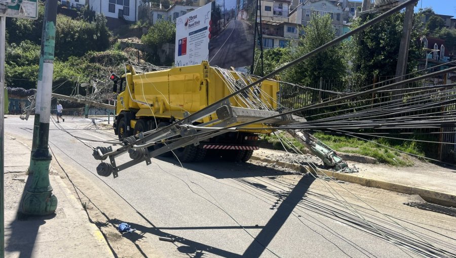 Camión derribó postes del tendido eléctrico en Valparaíso dejando a cerca de 2 mil clientes sin luz