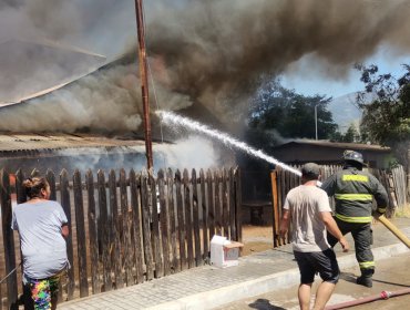 Dos viviendas destruidas y diez personas damnificadas dejó voraz incendio en sector del cerro Mayaca de Quillota