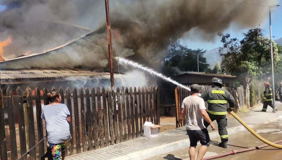 Dos viviendas destruidas y diez personas damnificadas dejó voraz incendio en sector del cerro Mayaca de Quillota