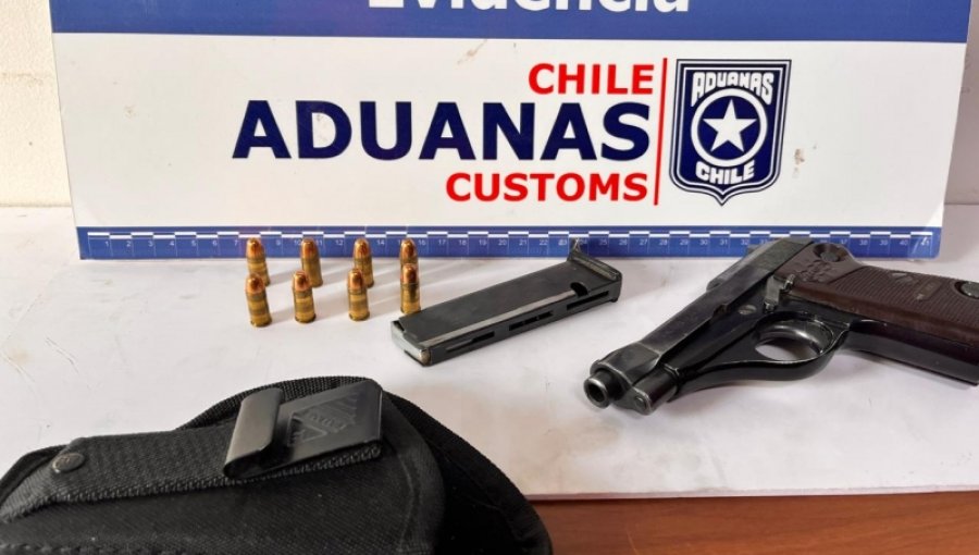 Descubren una pistola semi-automática oculta en un auto de ciudadano argentino en complejo fronterizo Pino Hachado