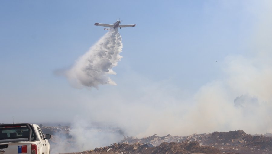 Cancelan la Alerta Roja para la comuna de San Antonio tras control del incendio forestal "Vertedero Cartagena"