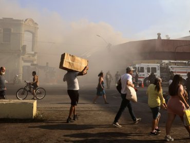 Incendio afectó a importadora de ropa a un costado de la Catedral Evangélica en Estación Central