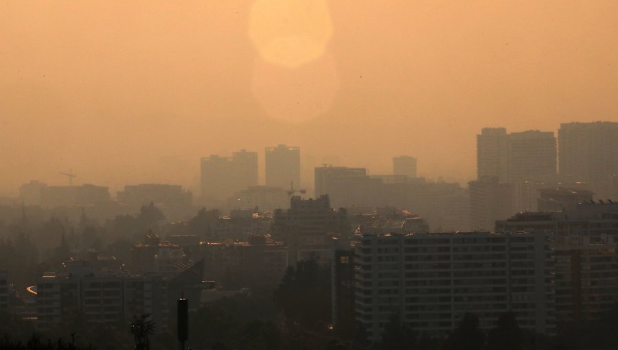 Nube de humo cubrió la región Metropolitana por incendio forestal en Melipilla y Padre Hurtado