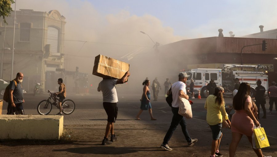 Incendio afectó a importadora de ropa a un costado de la Catedral Evangélica en Estación Central