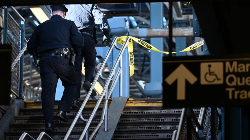 Detienen a un hombre por prender fuego y matar a una mujer en el metro de Nueva York en EE.UU.