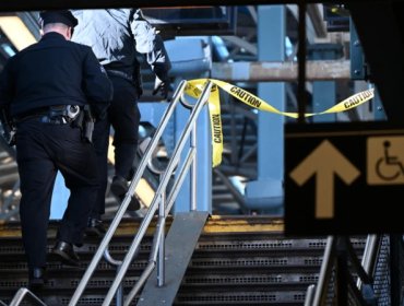 Detienen a un hombre por prender fuego y matar a una mujer en el metro de Nueva York en EE.UU.