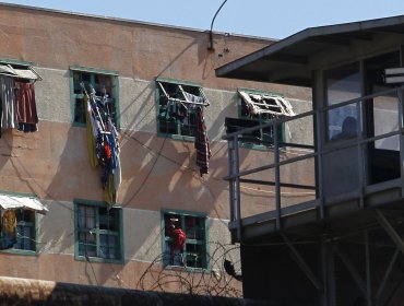 Discusión termina con reo asesinado al interior de la cárcel de Valparaíso: compañero de celda lo apuñaló con un estoque en el tórax