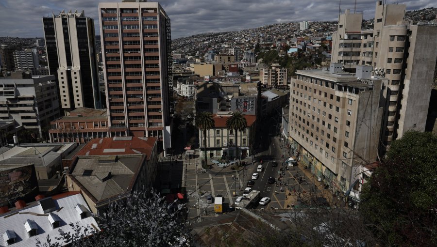 Focos delictuales y de ambulantes en zonas turísticas de Valparaíso y Viña tienen en vilo a la comunidad: "La situación es desastrosa"