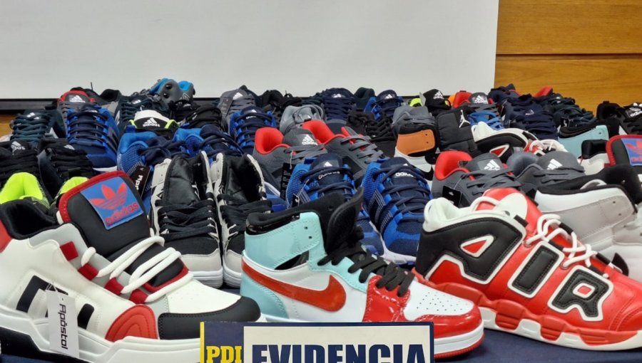 Mujer que vendía zapatillas falsificadas en San Antonio fue detenida tras ser denunciada por dos firmas internacionales