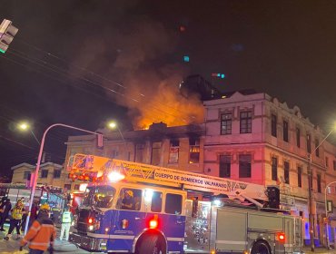 Fatal incendio de madrugada en Valparaíso dejó una persona fallecida y emblemático restaurant destruido