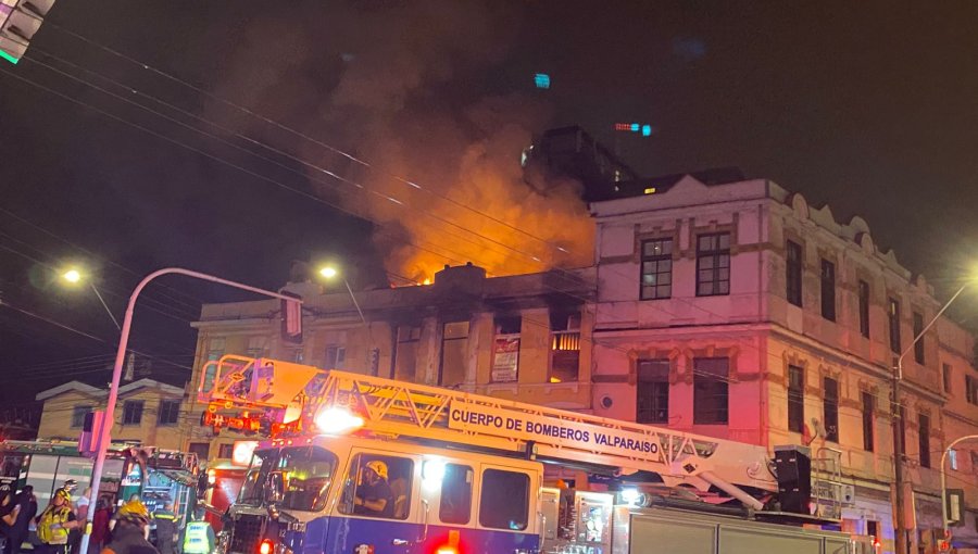 Fatal incendio de madrugada en Valparaíso dejó una persona fallecida y emblemático restaurant destruido