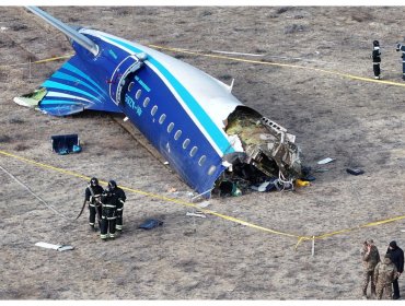 Confirman que misil ruso fue el que provocó el accidente del avión de Azerbaijan Airlines en Aktau