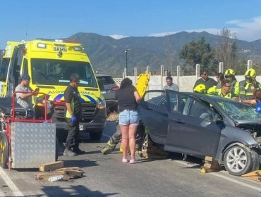 Al menos dos lesionados deja colisión entre vehículo y un camión en ruta Lo Orozco en dirección a Santiago