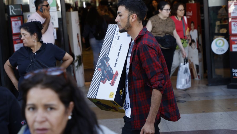 Reclamos en "día de ticket de cambio" post Navidad: Sernac recibió 276 este año, 41% más que en 2023