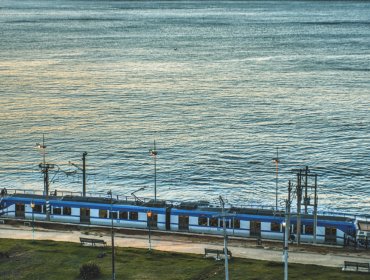 Marejadas causaron serios inconvenientes al Tren Limache - Puerto: intervalos entre Viña y Valparaíso llegaron a 30 minutos