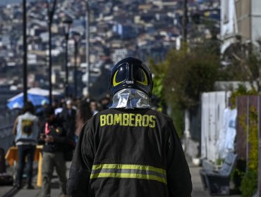 Bomberos Valparaíso llama a evitar la pirotecnia ilegal y los globos de los deseos: “El Año Nuevo tiene que ser responsable”