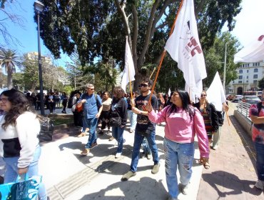 Funcionarios de la educación pública marchan por Viña exigiendo el pago del aguinaldo de Navidad, reajuste salarial y bonos