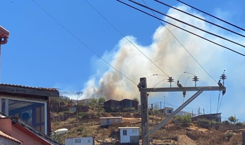 Decretan Alerta Roja para Valparaíso por incendio forestal en la parte alta de la ciudad