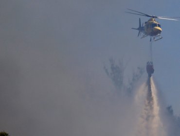 Cancelan la Alerta Roja para Valparaíso tras control de incendio forestal en la parte alta de la ciudad