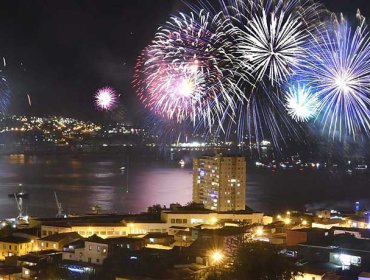 Alcaldesa de Valparaíso reitera que "los fuegos artificiales van", pero advierte a visitantes que "no hay que acercarse al borde costero"