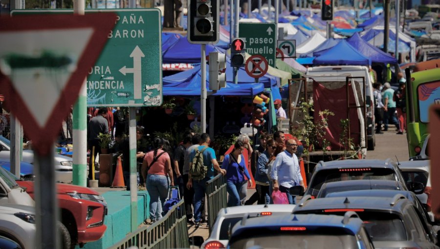 Valparaíso comienza a concretar ordenamiento al comercio ambulante: Proponen creación de mercado persa como posible solución