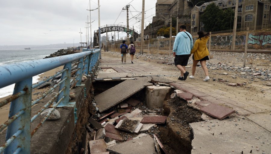 Coordinan acciones por daños causados por las marejadas anormales en la región de Valparaíso