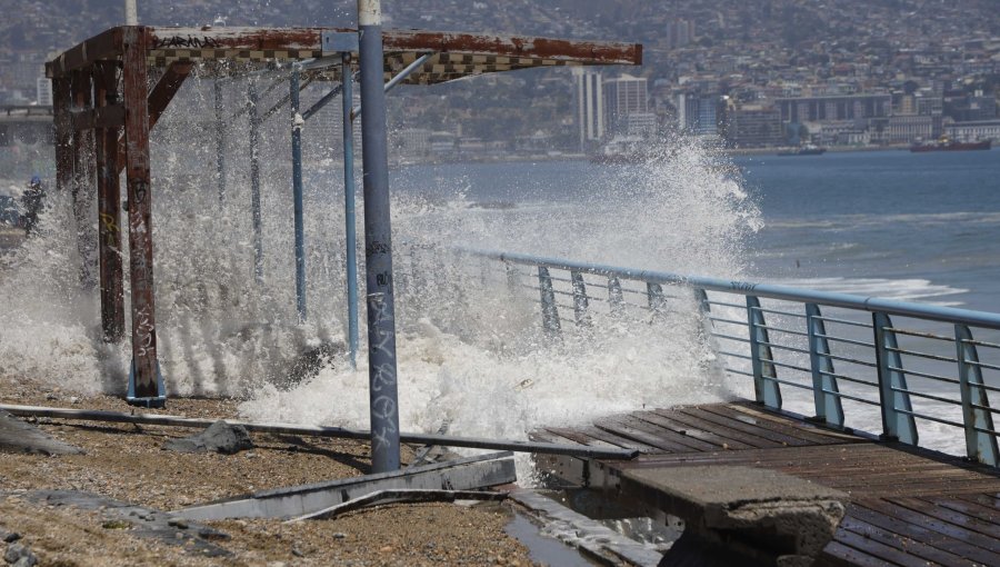 Crece la preocupación en Laguna Verde y en el paseo Wheelwright de Valparaíso por nuevo aviso de marejadas anormales