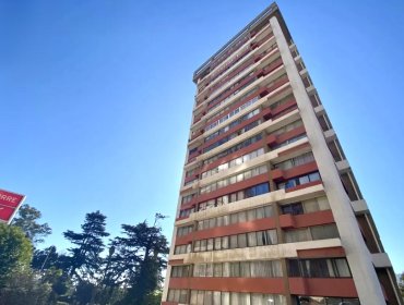 Calvario en la Quinta Claude de Viña: Vecinos tienen que subir y bajar a pie 21 pisos por falla en los ascensores y una millonaria deuda