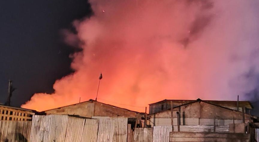 Incendio en toma de Colina dejó a un hombre extranjero muerto y al menos 13 casas destruidas