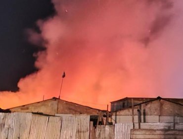 Incendio en toma de Colina dejó a un hombre extranjero muerto y al menos 13 casas destruidas