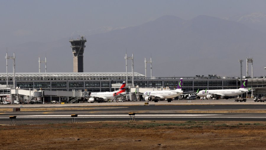 Desperfecto mecánico en avión obliga a cierre de pista en Aeropuerto de Santiago