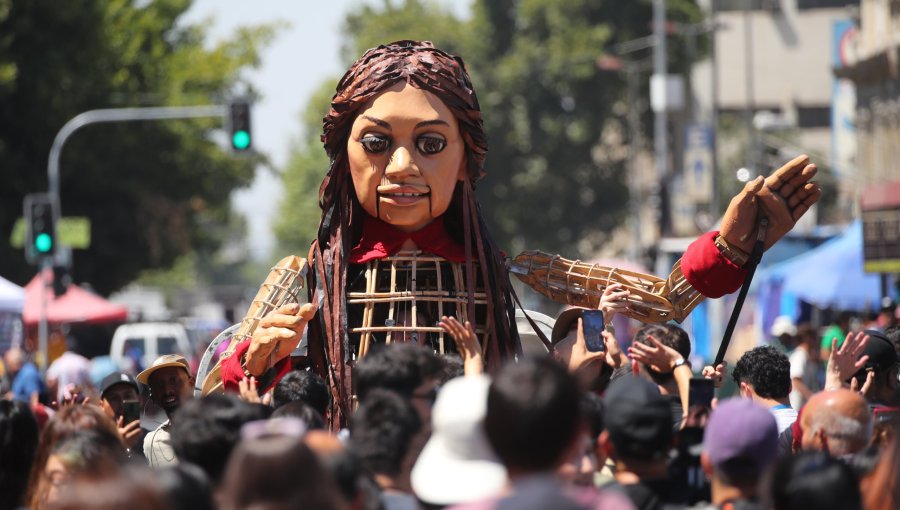 Festival Teatro a Mil trae a Amal a Chile: Así será el paso de la marioneta gigante por la región de Valparaíso