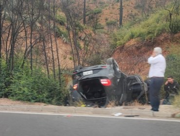 Vehículo menor termina volcado en puente El Quiteño de la ruta Las Palmas de Viña