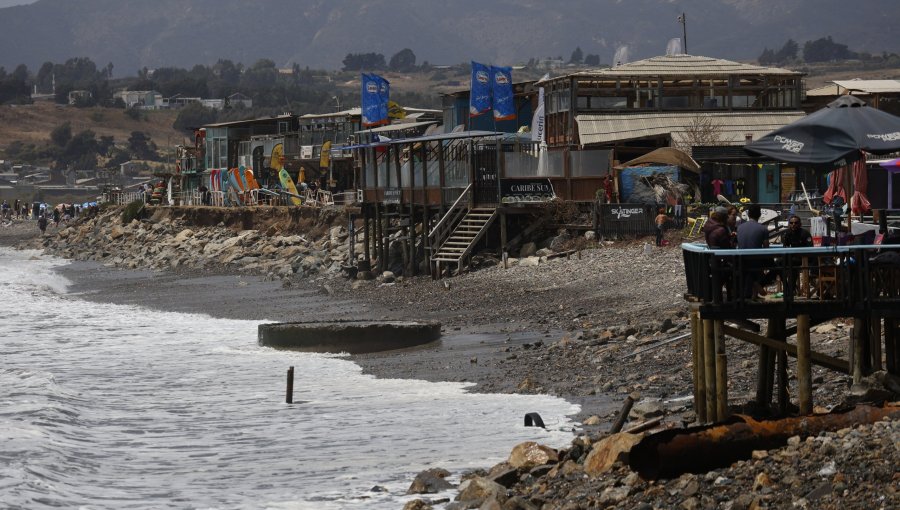 Marejadas anormales hacen desaparecer la playa La Boca de Concón y alcalde Ramírez afirma que se debe a "intervención humana"