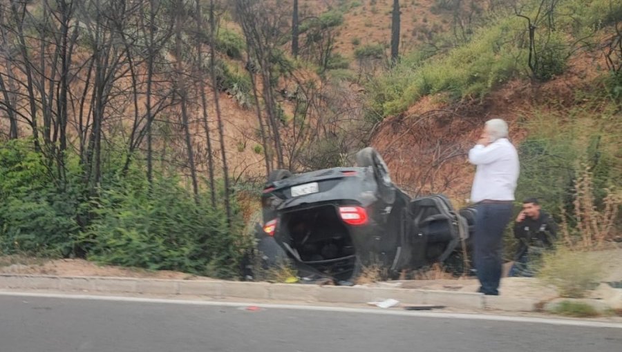 Vehículo menor termina volcado en puente El Quiteño de la ruta Las Palmas de Viña