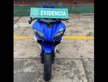 Recuperan moto que había sido robada en Viña del Mar: Dos sujetos fueron sorprendidos subiéndola a un automóvil