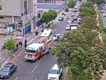 Colisión entre auto y micro frente a tribunales de Viña origina alta congestión vehicular