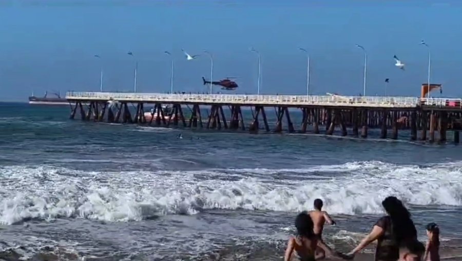 Con helicóptero rescatan a temerario bañista en la playa Caleta Portales de Valparaíso