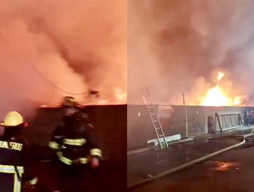 Incendio estructural consumió dos galpones de una fábrica de muebles en La Pintana