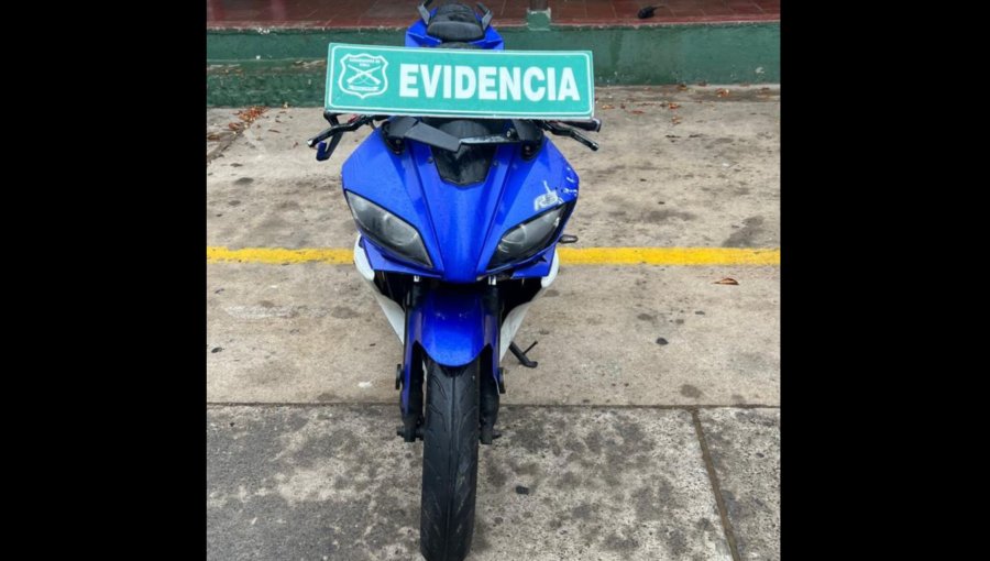 Recuperan moto que había sido robada en Viña del Mar: Dos sujetos fueron sorprendidos subiéndola a un automóvil