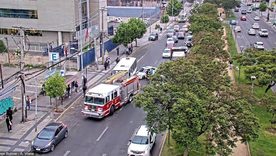 Colisión entre auto y micro frente a tribunales de Viña origina alta congestión vehicular