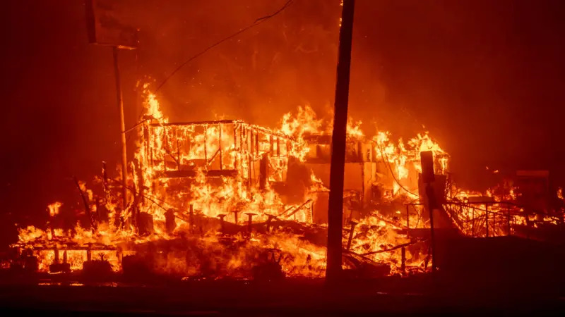 Qué son los destructivos vientos de Santa Ana que hacen "imposible" controlar los incendios en California