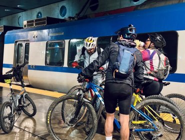 Primera cicletada del verano transportó a más de medio centenar de personas en el Tren Limache - Puerto